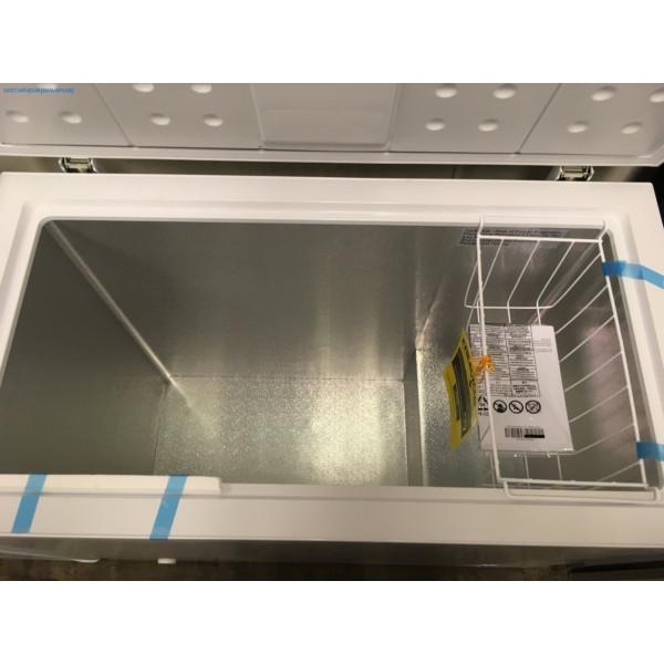 Brand-New Chest Freezer, 7 Cu. Ft., Insignia, White, Cosmetic Damage