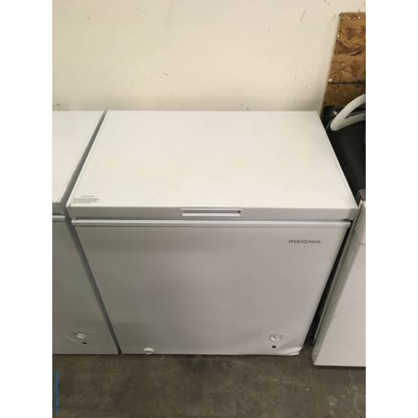 NEW! Insignia Chest Freezer, White, 5.0 Cu.Ft. Capacity, Defrost Drain, Storage Basket, 29″ Wide, 1-Year Warranty!
