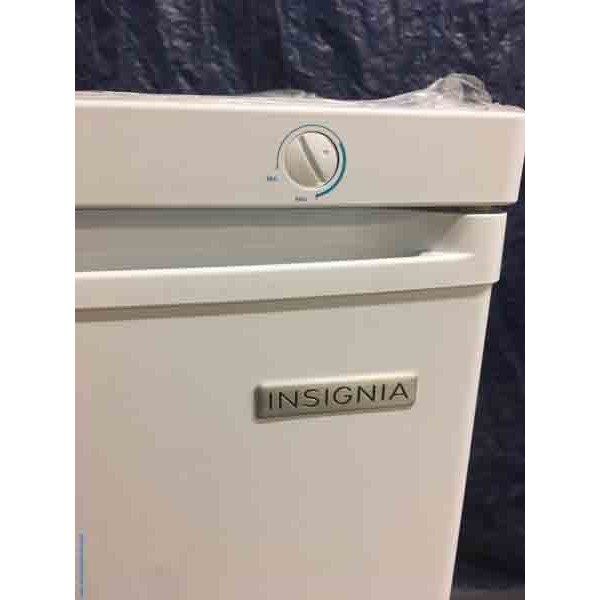 NEW! Upright Freezer, 5.8 cu ft, Freestanding, White