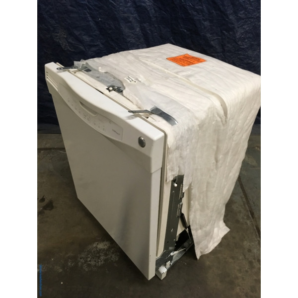 White GE 24″ Built-In Dishwasher, 1-Year Warranty
