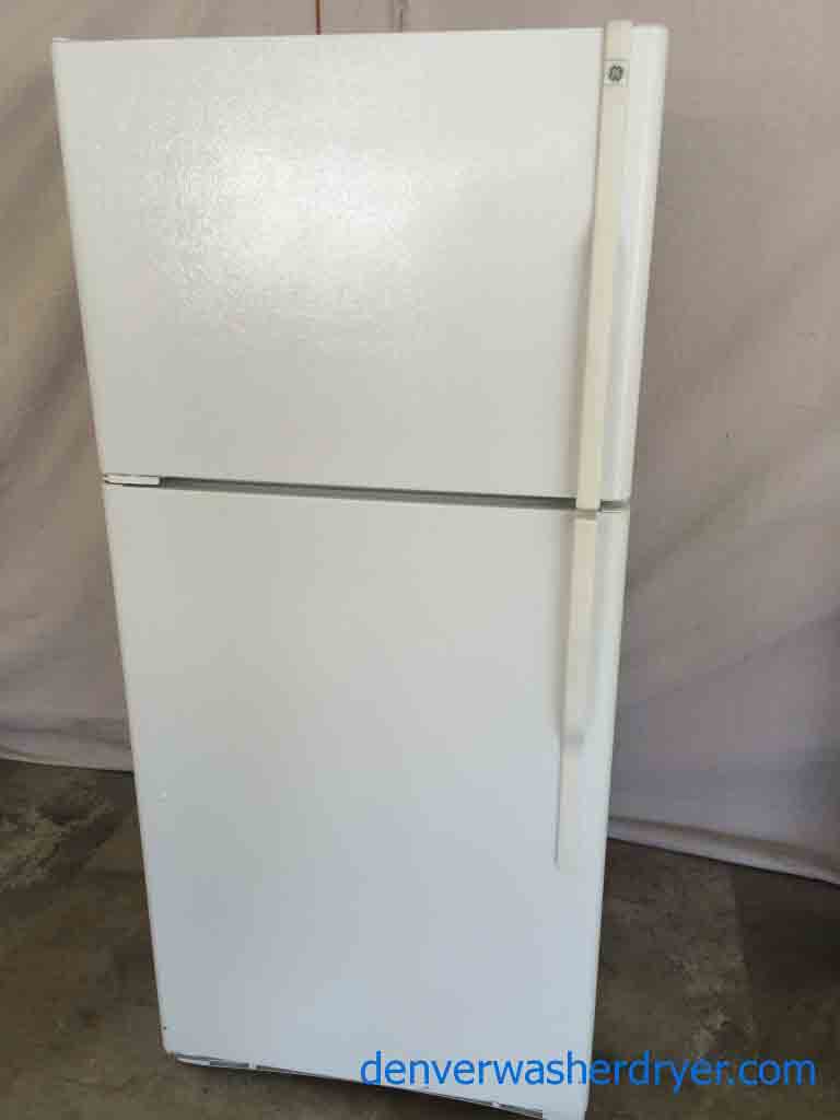 GE Refrigerator, Nice White Unit, w/ Icemaker