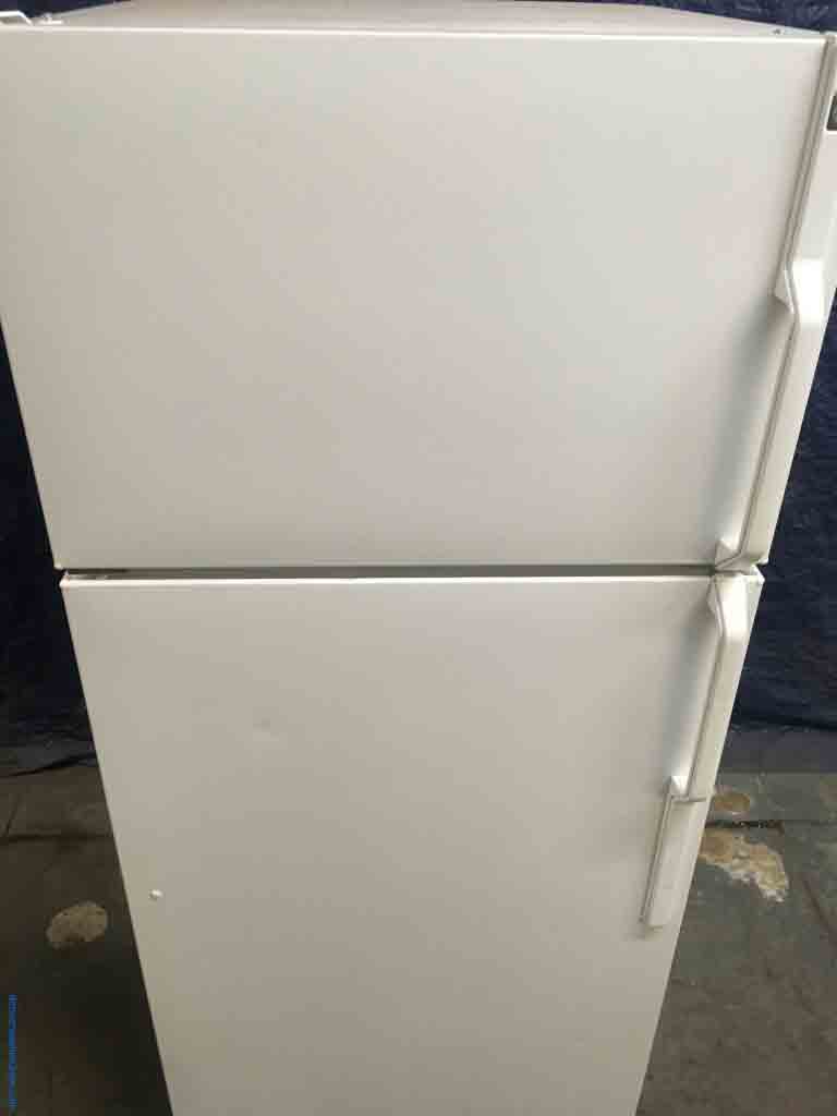 White GE Traditional 16 cu ft. Refrigerator and Freezer