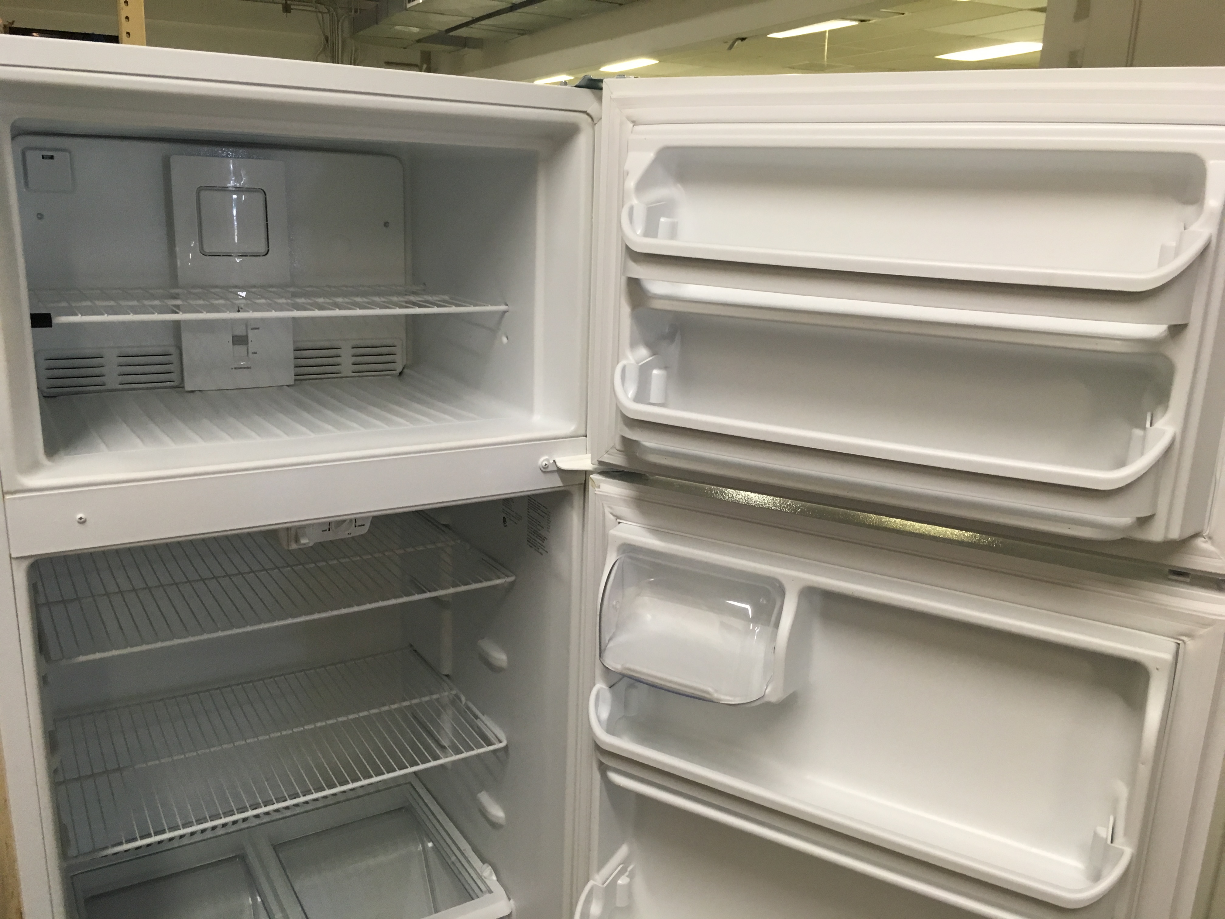 Beautiful Frigidaire Refrigerator, Top-Mount, Free-Standing, White Textured, Capacity 18.0 Cu.Ft., Quality Refurbished, 1-Year Parts Warranty!
